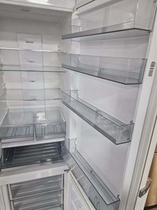 Хладилнек с фризер Sharp A++ No Frost