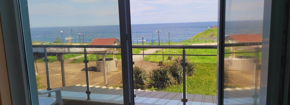 Апартамент две стаи първа линия  цената е  за 5 месеца