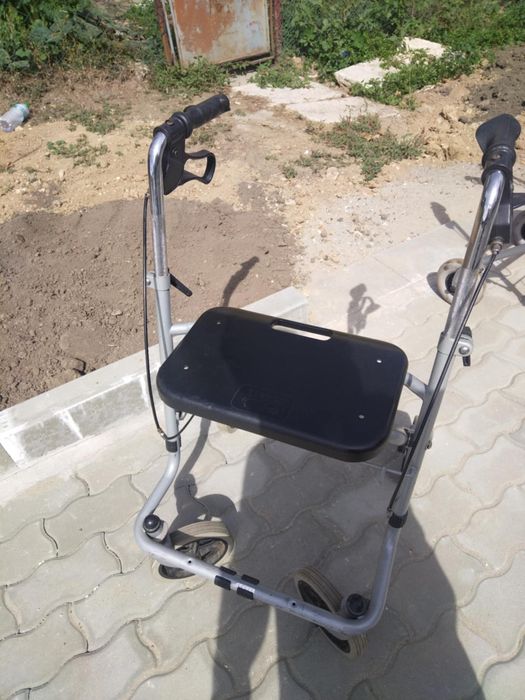 Проходилка ролатор/сгъваема/със седалка.
Здрава без забележки.
Сгъва с