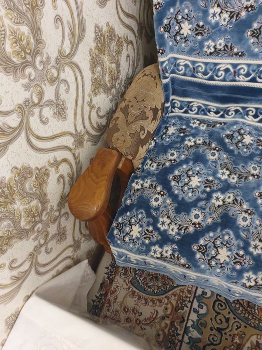 диван для гостиной в хорошем состоянии