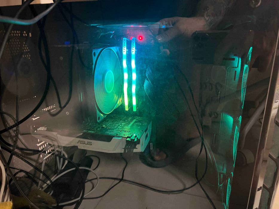 Настолен компютър, може и на части