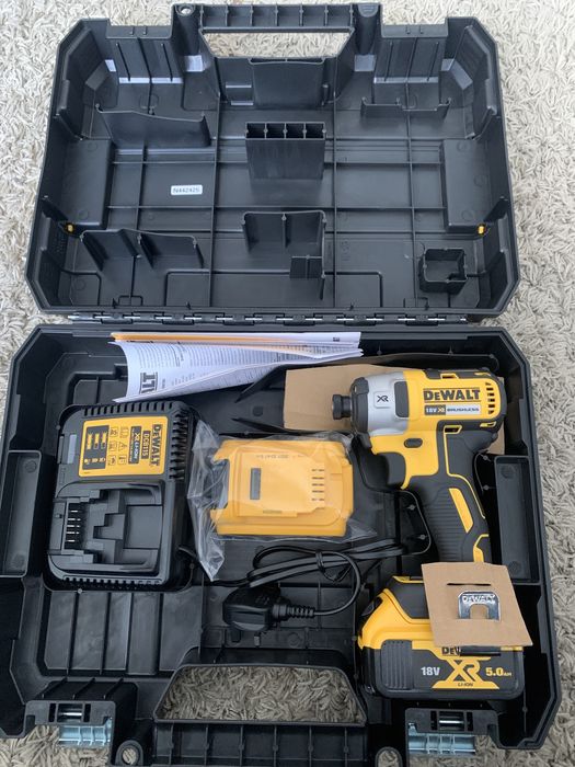 Dewalt impact brushless 2 baterii de 18 V 5.0 Ah , incarcator si cutie