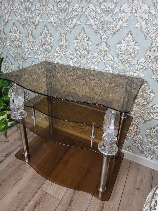 Стеклянный столик