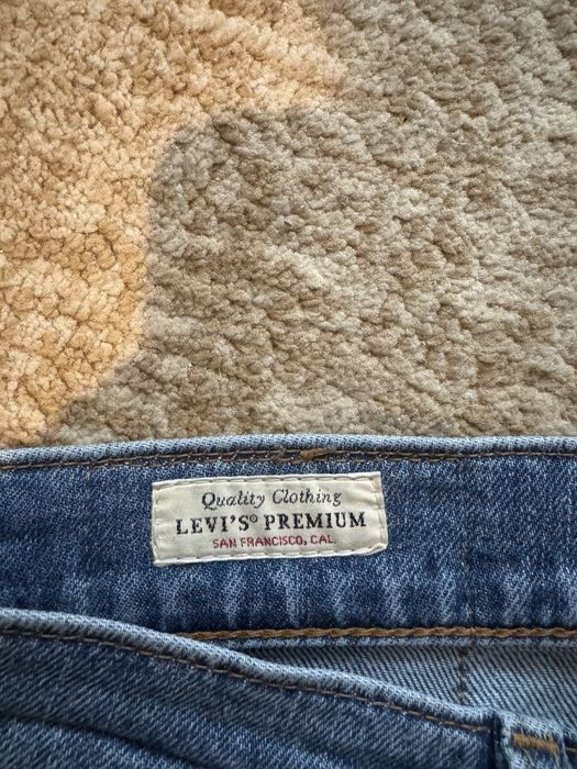 blugi levis albastrii