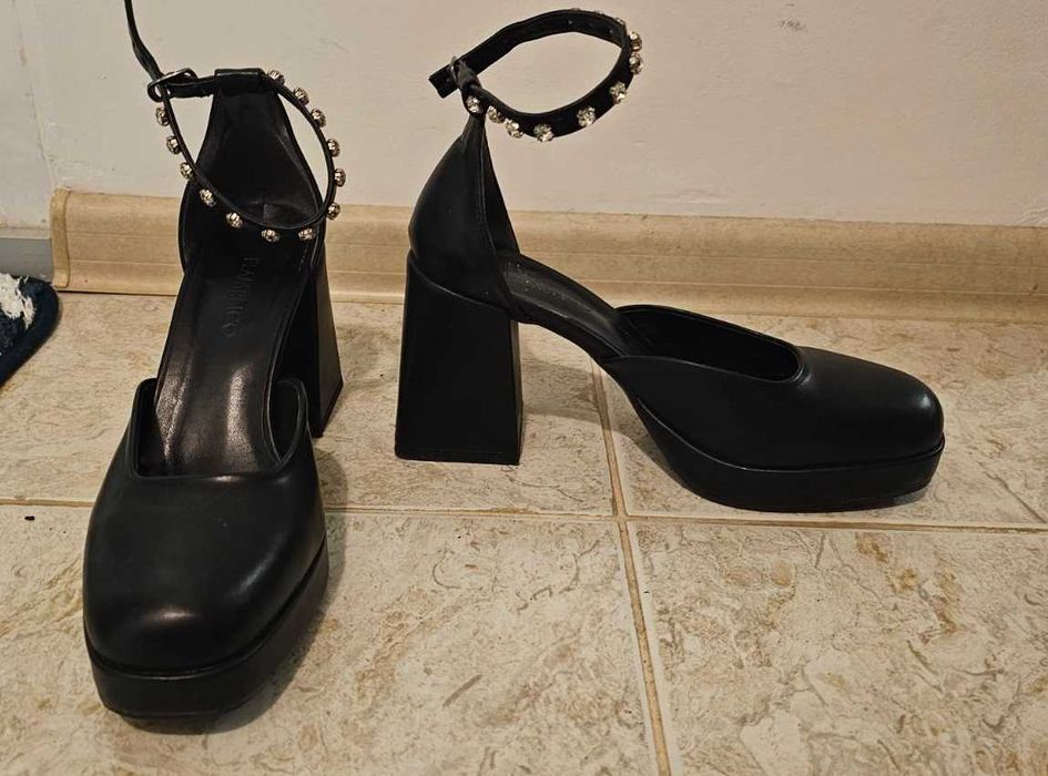 Дамски обувки черни, с камъчета на каишката, пролетно-летни