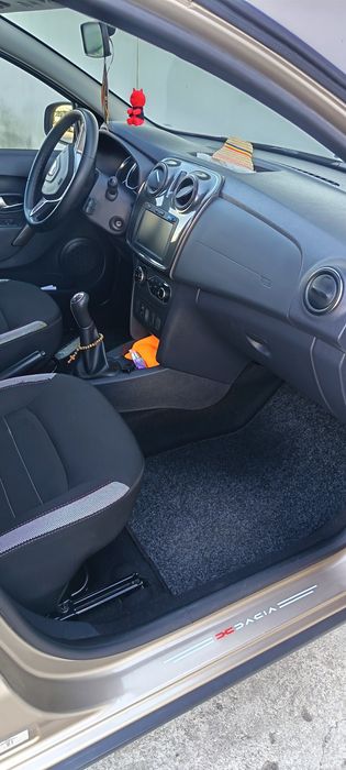 Vînd Sandero stepay an 2020-- benzină cu turbo .