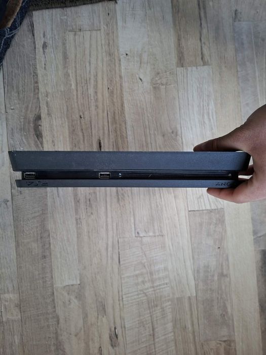 Playstation 4 slim 1TB / Плейстейшън 4 слим 1 ТБ +3 джойстика и 6 игри