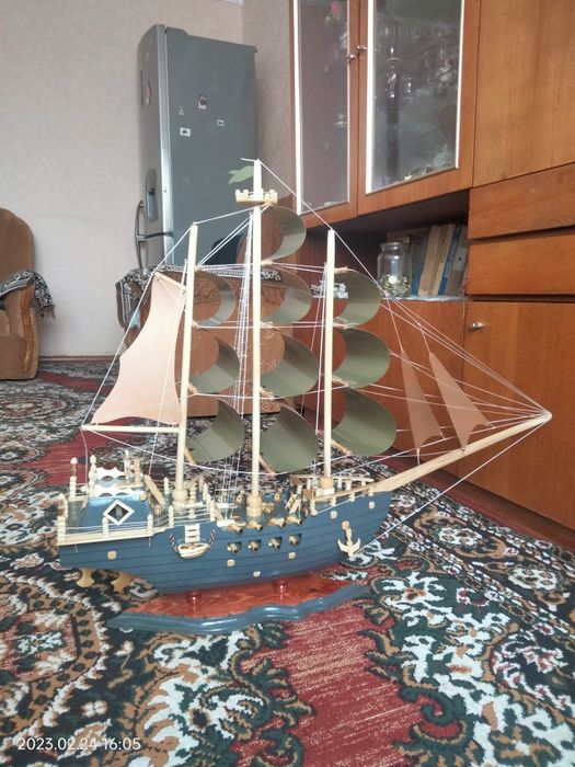 Продам корабль серого цвета