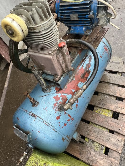 Compresor aer rezervor— 120 litri , motor— 4 KW