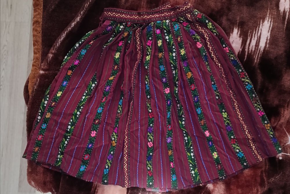 Costumație Tradițională Anul 1981 Pentru  Ocazie Specială or  Expoziți