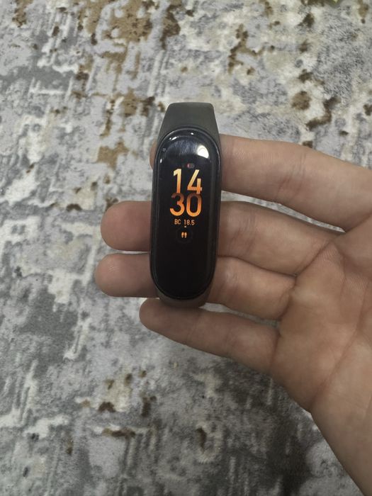 Продается почти новый ми банд 4