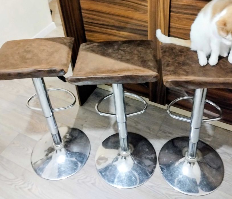 Бар столове с регулируема височина