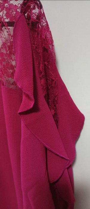 Rochie cu dantelă și volănașe