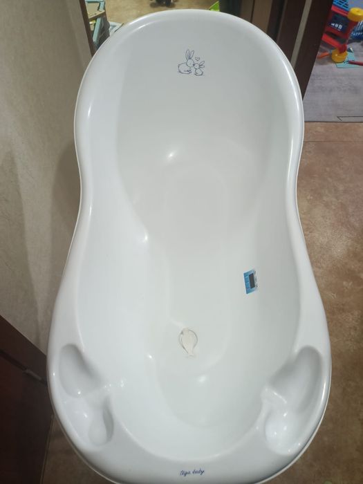 Продам детскую ванночку с подставкой.