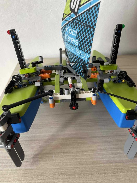 LEGO Technic Catamaran (Катамаран Лего) 42105