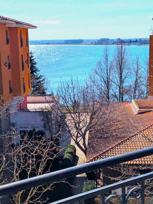 Просторен двустаен апартамент с гледка море, Първа линия