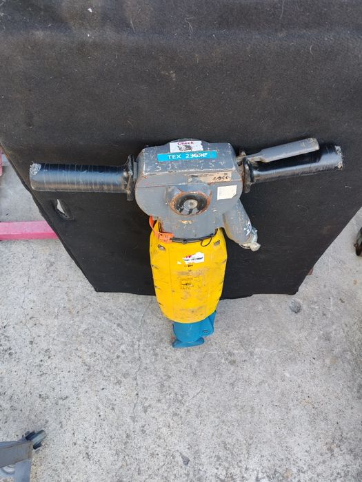 Пневматичен къртач TEX 230 PE в добро състояние.