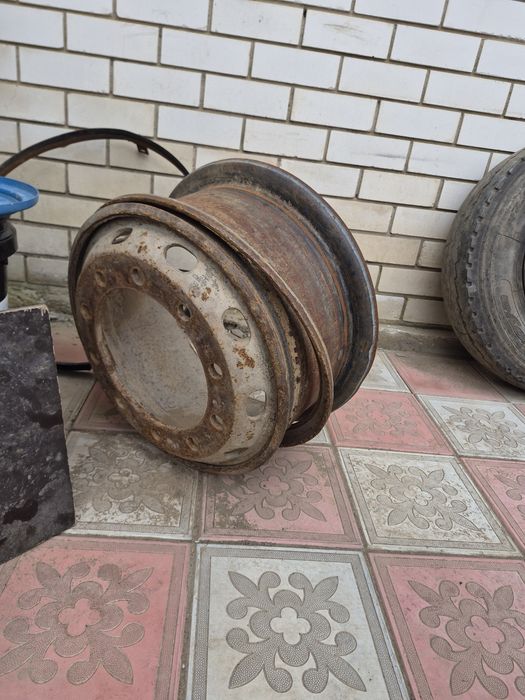 Продам шины 9.00 и 11.00.