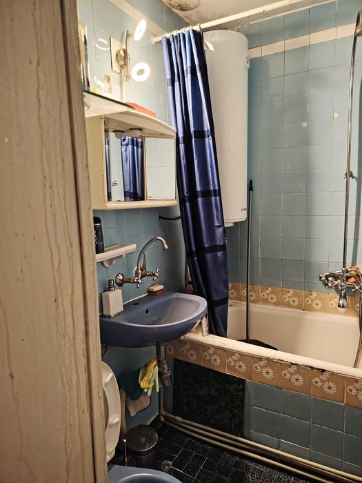 Продава обзаведен тристаен апартамент, готов за живеене.