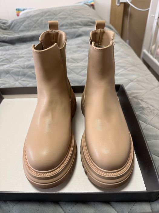 Дамски бежови боти Gianni, чисто нови