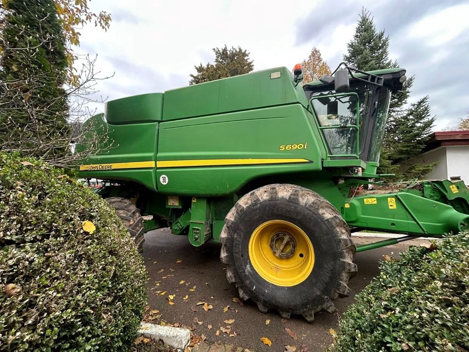 John Deere S690i