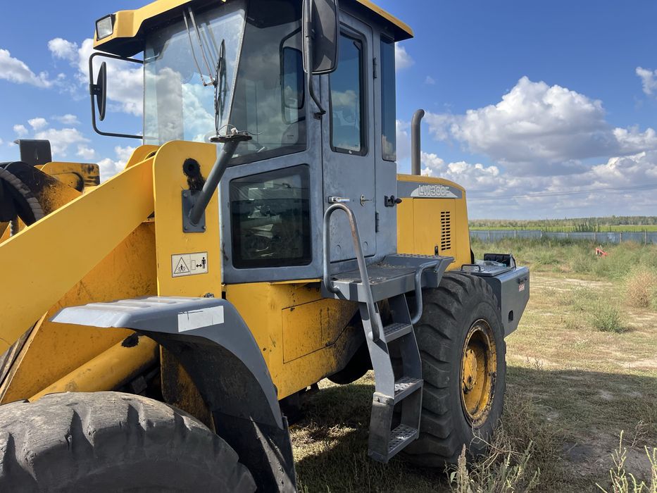 Продам погрузчик фронтальный 300