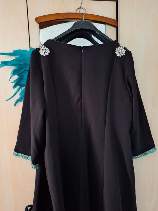 Rochie neagra cu pene turcoaz