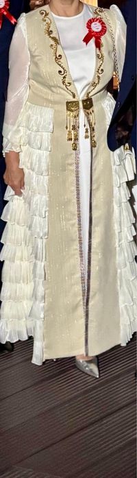 Той көйлектері сатылады (ательеде тігілген)