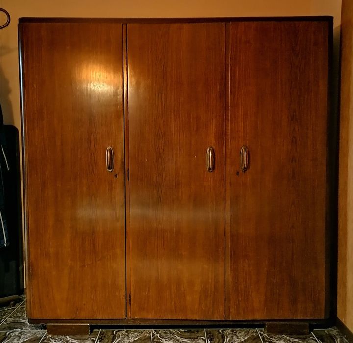 ПОДАРЯВАМ гардероб.