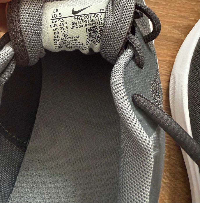 новые кроссовки Nike Revolution