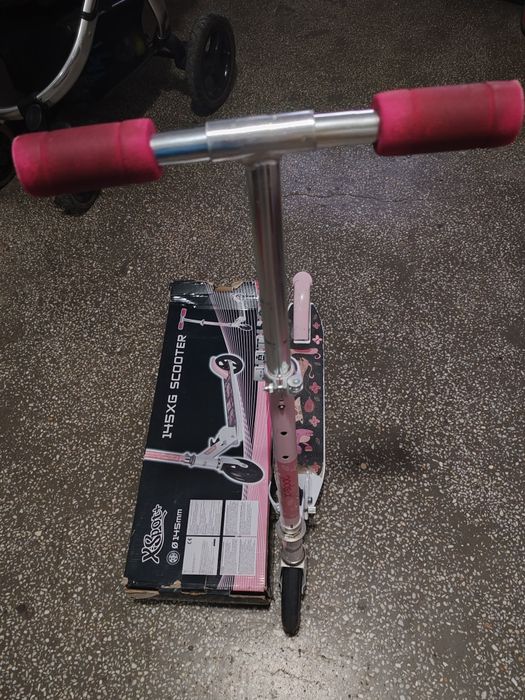 De vânzare doua trotinete pentru copii.