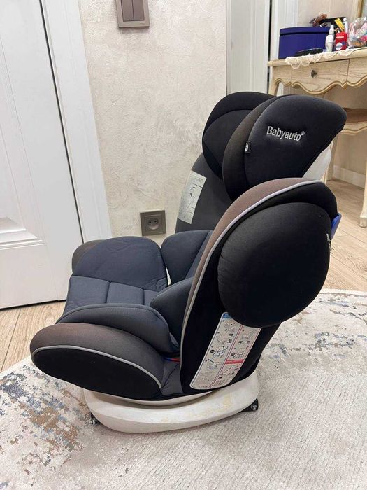 Продам автокресло Babyauto с креплением Isofox