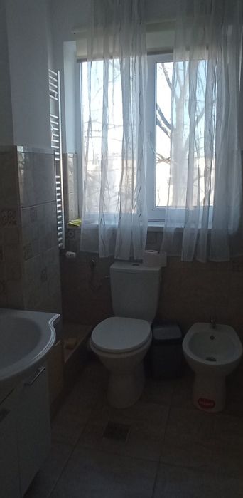 Închiriez apartament  3 camere
