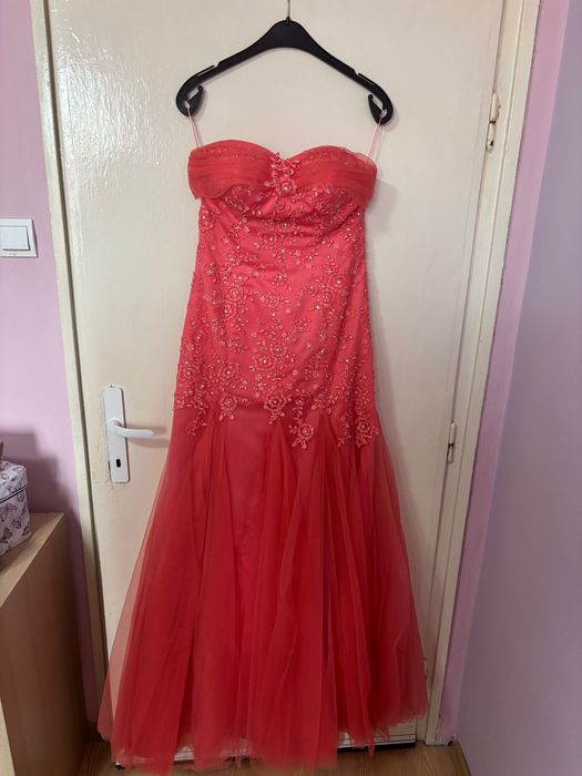 Елегантна бална рокля в цвят корал