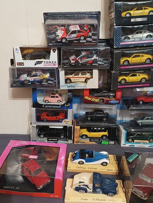 Колекция умалени модели дайкаст diecast