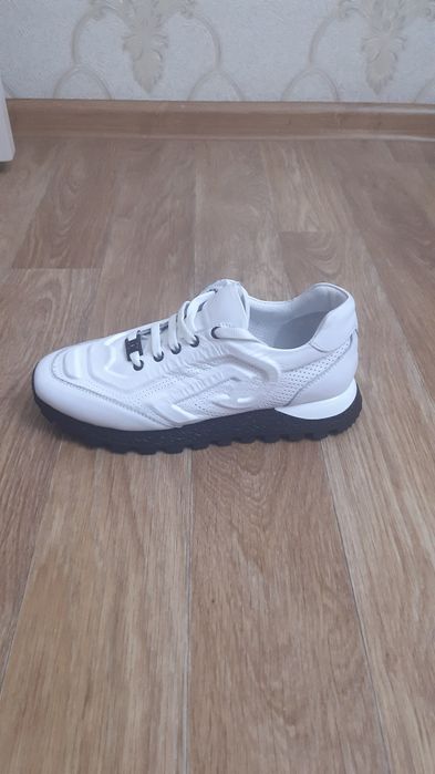 Продам кроссовки