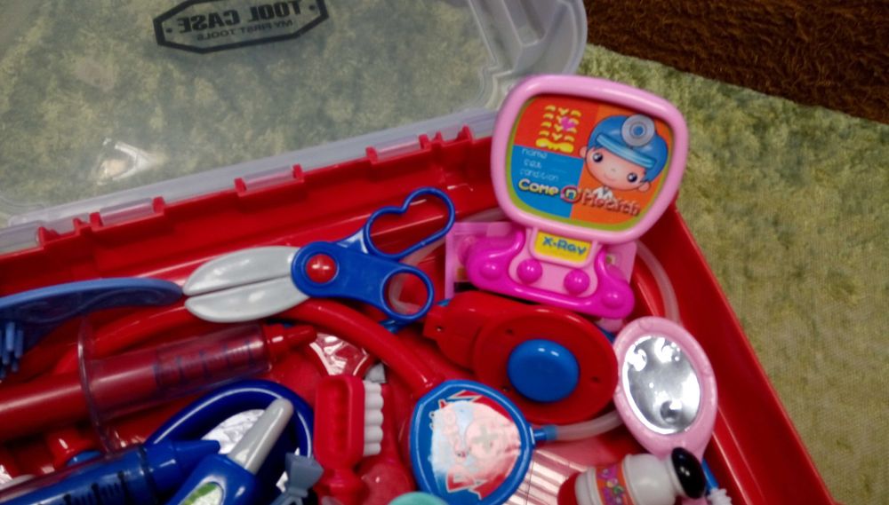 Играчки в кутия за ”чичо доктор” - медицински принадлежности