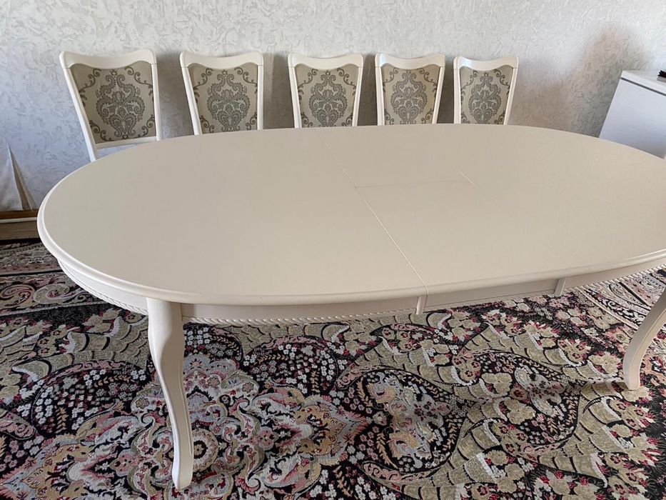 Продам стол со стульями для гостиной