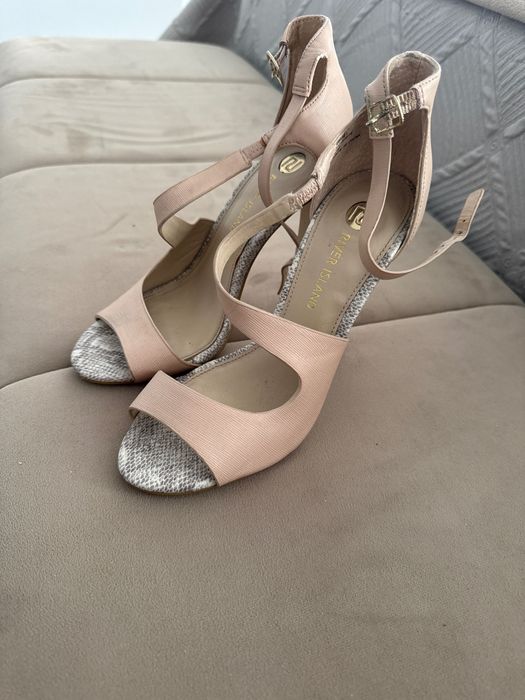 Сандали на висок ток