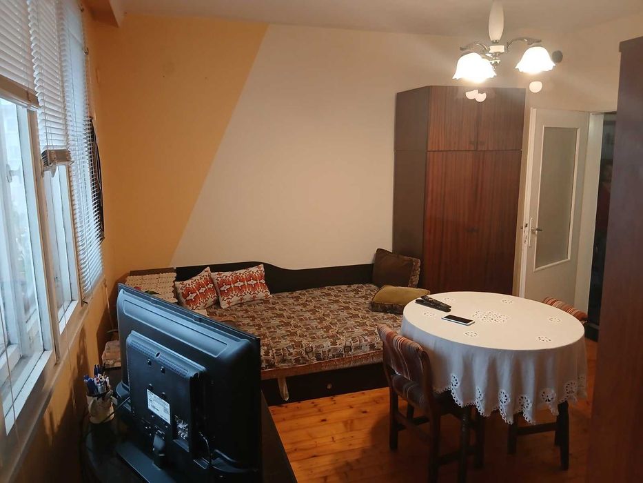 Четиристаен тухлен апартамент с гараж, таванско помещение и дворно място в централната част на Шумен