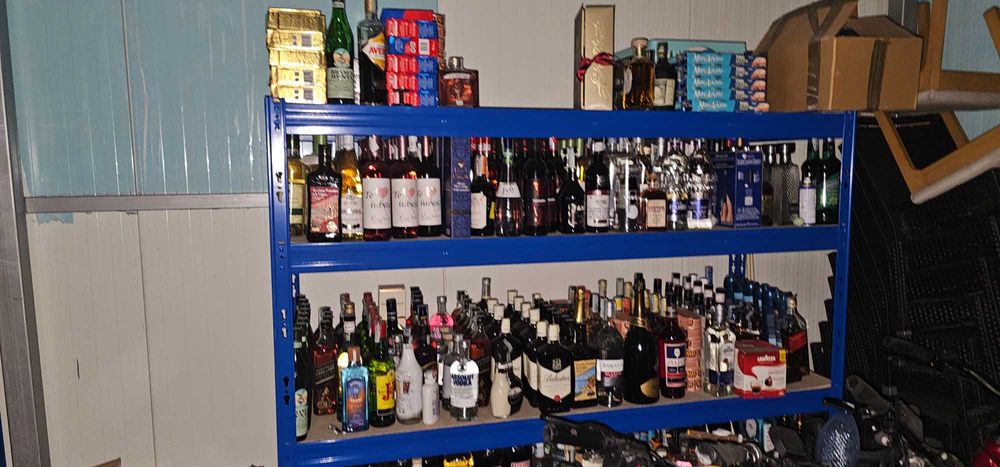 Se vinde tot ce este in foto wisky,gin,sampagne,vodka,digestivi,etc