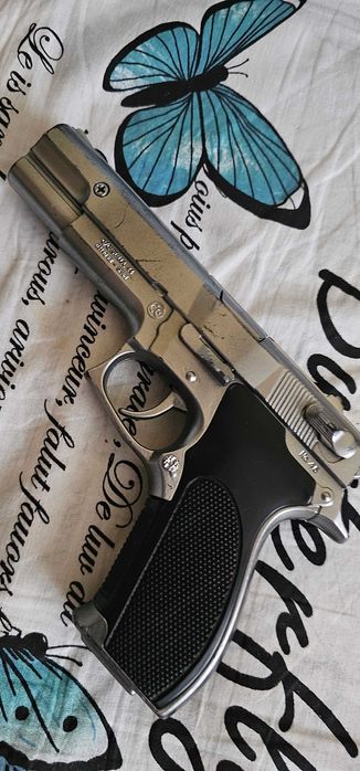 pistol din metal cu capse foarte realistic