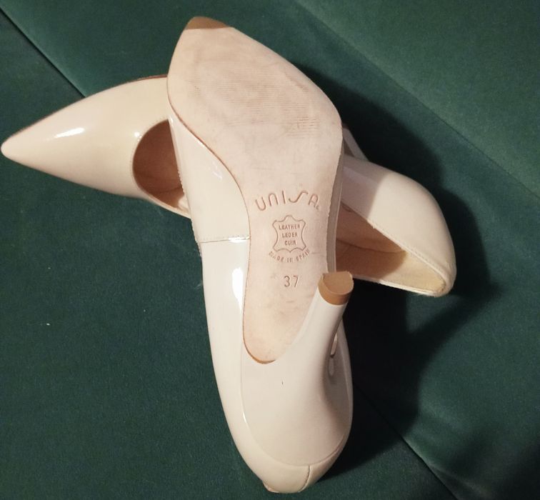 Pantofi,noi,cu mici zgârieturi,