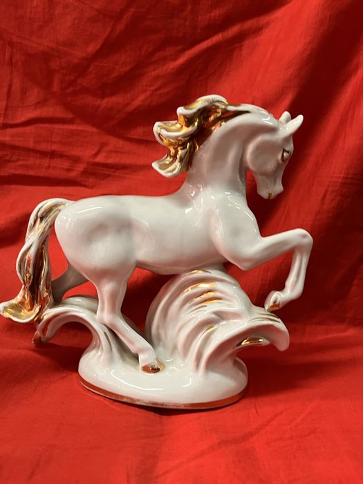 Продам «Конь-огонь» фарфоровую статуэтку