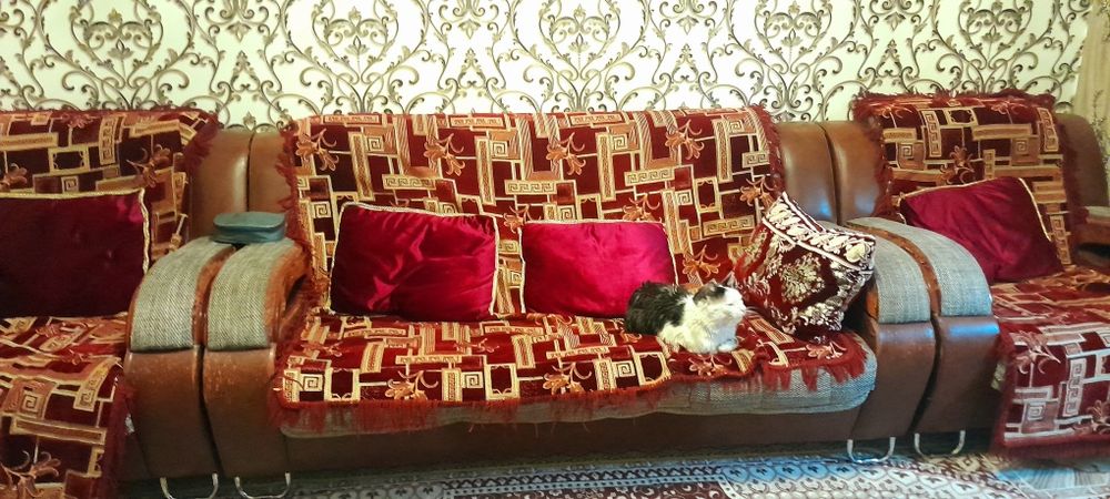 Диван 2 та креслоси пакревал ва ёстукчалари б н