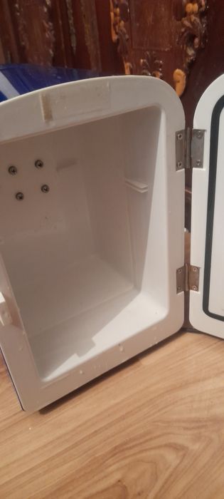 Vând mini frigider pentru casa sau masina