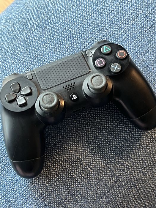 Vând manetǎ pentru consolǎ playstation