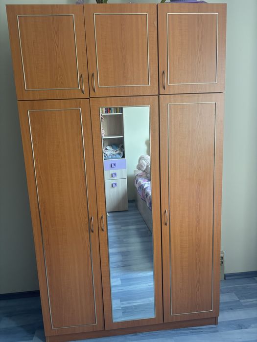 Двукрилен гардероб