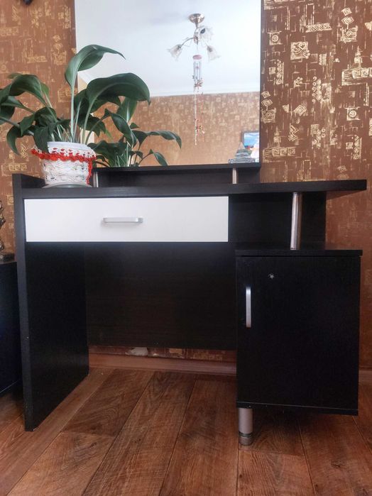 Продам трюмо с зеркалом и двумя тумбочками