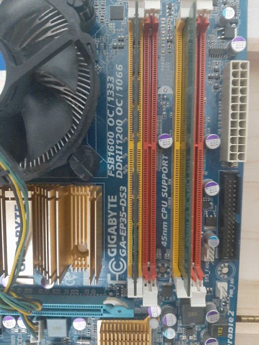 Kit Placă de bază Gigabyte GA-73PVM-S2H + Intel E8400 + 2GB DDR2